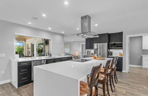 Seven Palms Waterfront- Private Dock, Heated Pool & Lanai -Walk to beach! by Maven Vacation Rentals - Foto 11