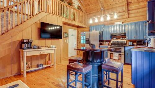 Soak in Hot Tub, Explore Outdoors Cleveland Cabin - Foto 4