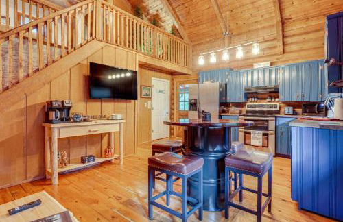 Soak in Hot Tub, Explore Outdoors Cleveland Cabin - Foto 4