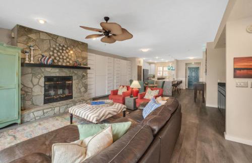 Lake front Keowee Condo with Balcony & Resort Amenities! 20 min to Clemson condo - Foto 19