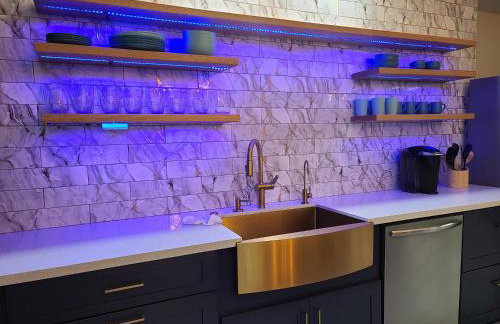 AccessibleGem 3BR Jacuzzi & Air Hockey Sleeps 13 Chinatown - Foto 11