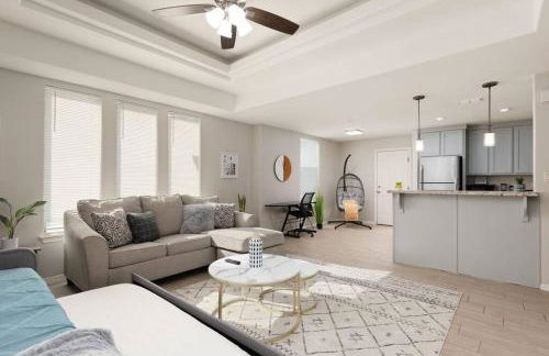 Cozy 3 Bed 2 Bath Apartment, Near Shopping Plazas, Expressway and Free Parking - Photo 2