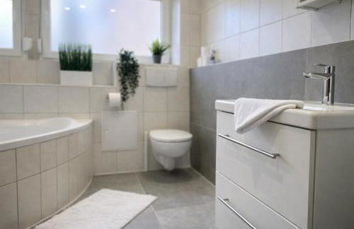 STN Royale Suite - Ferienwohnung mit 4 Schlafzimmer, 8 Big Beds, Parkplatz & Balkon, Highspeed WLAN, Netflix Premium, Zentral zu Audi & Schwarz Gruppe - Foto 4