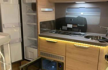 5 Sterne Wohnwagen direkt an der Messe - beheizt- inklusive Stellplatz & WLAN - New CARAVAN at Fairground - inclusive CaravanParking & WLAN - direkt Messegelände-Duschräume vor Ort - Kitchen - Heating - Foto 8