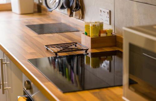 4 bedroom house with Garden, Parking & 3 mins Walking Distance from Train Station - Photo 14