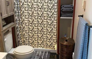 Waterfront Sunset Cabin with Patio and Firepit 2 bdrm - Foto 8