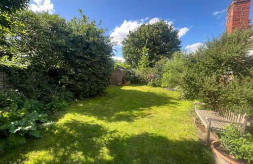 Hollyhocks, Tunstall - Foto 5