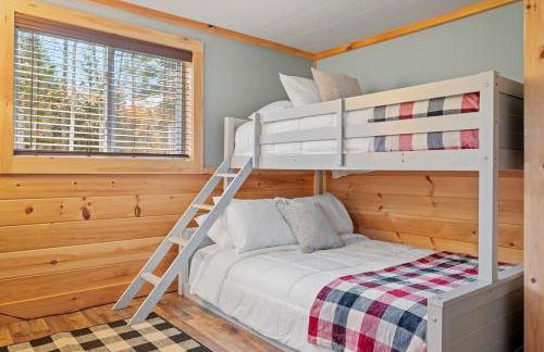 Riverfront Retreat in the White Mountains - 3BR Cozy Escape Near Ski & Hike - Foto 15