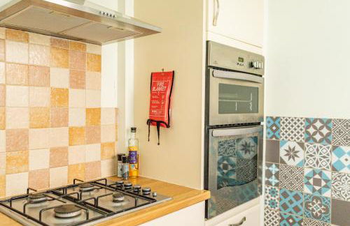 Dog Friendly Cosy Coastal Cottage with Sea Views - Photo 10