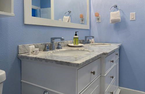 Charming home with pool, enclosed yard, patio & great Woodlawn Lake location - Foto 23