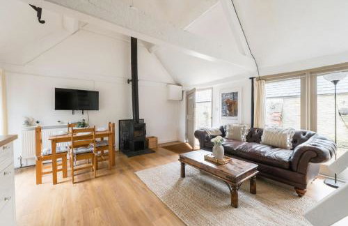 Charming Stone Cottage - Cotswolds Farm Stay - The Bullpen - Photo 9