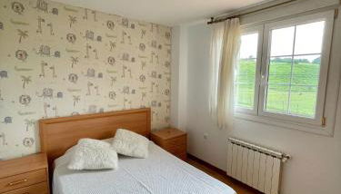 Chalet adosado con amplio jardín - Foto 2