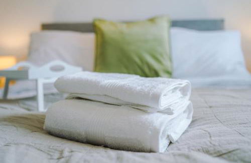 4BR Home for 8, Full Kitchen, Parking, WiFi in Northwich - Photo 8