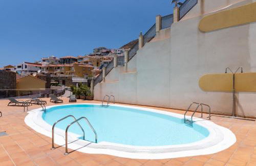 Cozy 2BR Retreat With Big Terrace, Peaceful Stay Minutes Away From the Beach - Foto 30