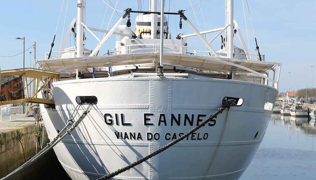 Navire amarré dans le port de Viana do Castelo