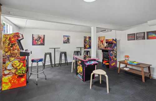 Spacious 5B2B home 5 min to airport with AC, Game Room, WiFi, Parking - Photo 39