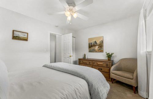 Cozy Riverfront Cabin with Fireplace & Deck - Foto 31