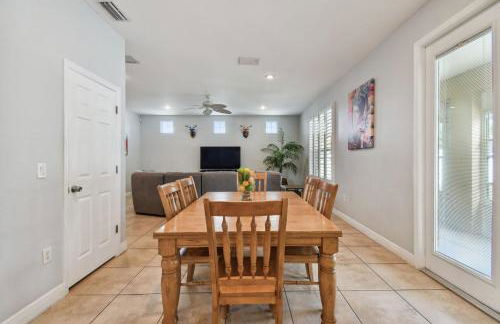 Tampa Private Large House, Game Room & Backyard - Sleeps 12, 4bdr, 3bth, Quiet Community, Near Everything in Tampa & St Pete - Foto 34