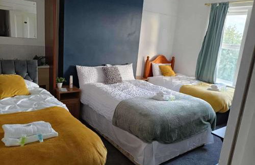 Apt - Sleeps 10 - Parking - Ideal for Contractors - Photo 7