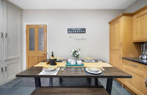 4 bedroom home with Garden, Game room, Parking- Esho Stays - Foto 31