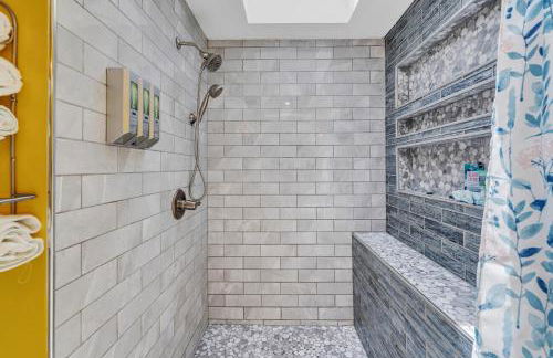 Firepit Games Grill Hot Tub Arcade & King Bed - Photo 46