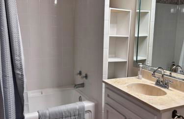 Two Story Pool home - walk to beach - Foto 21