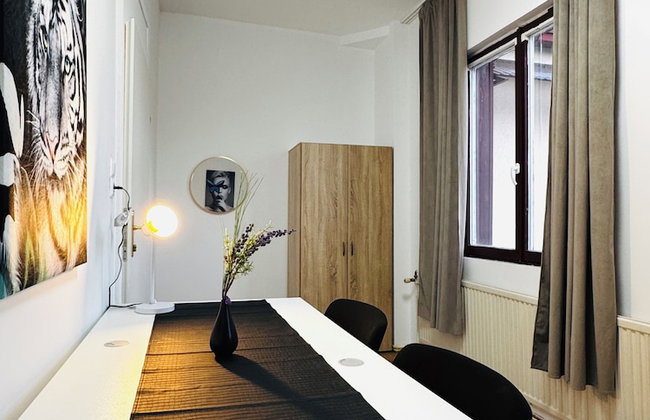 Cozy 3BR Apt with Garden Sleeps 10 - Foto 50