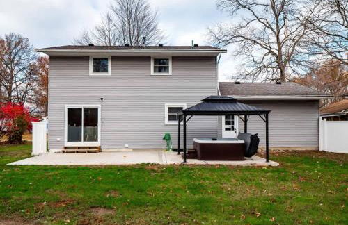 Vermilion Retreat with Game Room, Hot Tub and Across from Community Pool - Foto 47