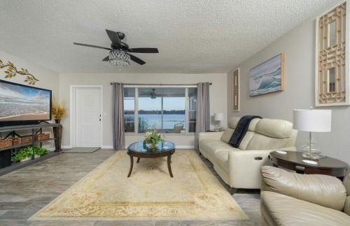 Hook, Line and Leisure Lakefront Gem with Porch! - Foto 3