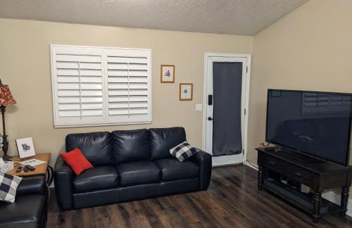 Beautiful Large Residential Home - Photo 3