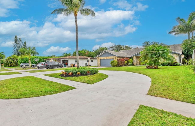 Family-friendly 5BR Home w/ Heated Pool & Parking - Foto 16