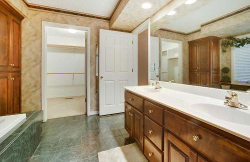 Home in Bella Vista with Deck and Lake Windsor Views! - Foto 17