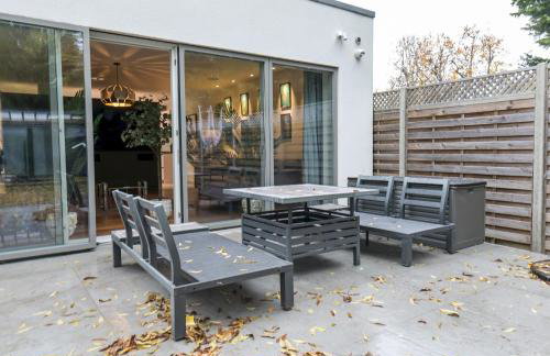 Architect-Designed Luxury Retreat 3BR Chessington - Pass the Keys - Photo 35