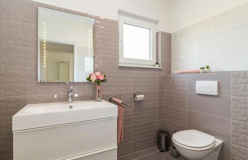 Family holiday house with private pool and playground - Foto 26