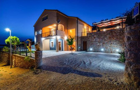 Awesome Home In Modric - Photo 23