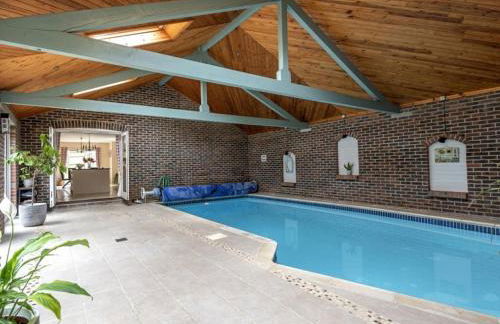 Large coastal cottage, private indoor pool, hut tub, sauna and steam pod - Photo 1