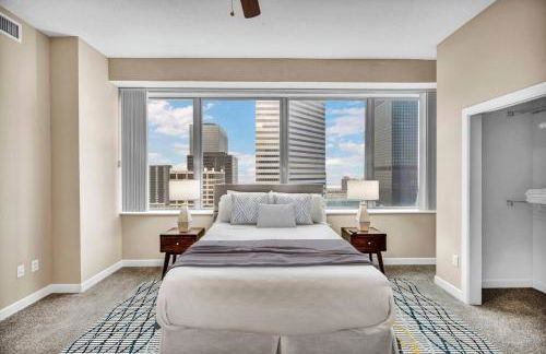 Luxury High-Rise w/ City View | Paid Parking | Gym - Photo 30