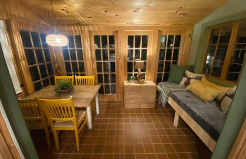 Cabin in the woods with fire pit and porch - Foto 27