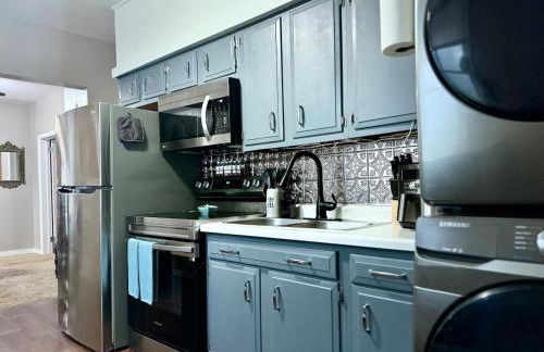 Comfy, Close to Downtown with Lake & Lift Bridge Views - Foto 12