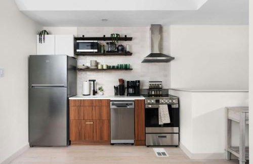 Luxury Zilker Home Pool Hot Tub and 2 Kitchens - Photo 54