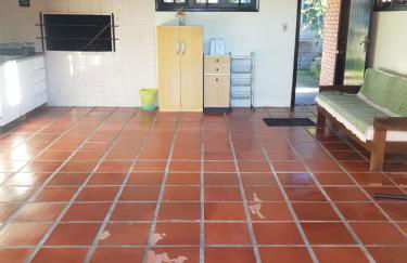 CASA COMPLETA, CENTRO, 4 Qtos, Wi-Fi, 130m quadrados, 4 Camas Casal, Churrasqueira e Apetrechos, Vasto Quintal e Varanda nos Fundos, 2 Banheiros, 9 Pessoas, Área Frontal, Garagem Coberta, Estacionamento Interno 2 Carros, Fogão a Lenha - Foto 22