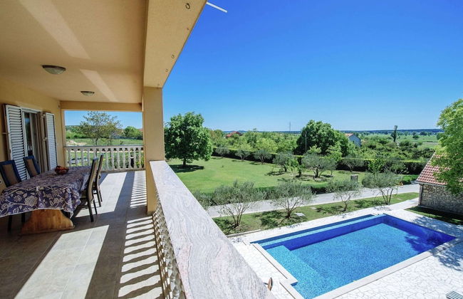 Spacious Holiday Home With Private Pool - Foto 17