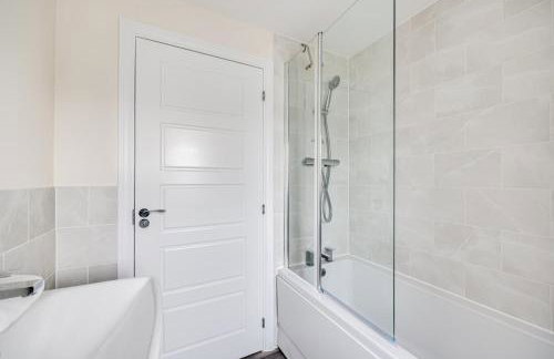 Detached House in Brooklands - Prime Location - Driveway Parking, Self-Check-In, Fast WiFi and Smart TV by Yoko Property - Foto 5