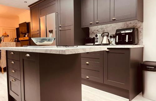 Spacious 5 Bedroom Home in Central Kidderminster with Private Parking and Electric Vehicle Facilities, Easy Access to Birmingham and Nearby Towns - Foto 4