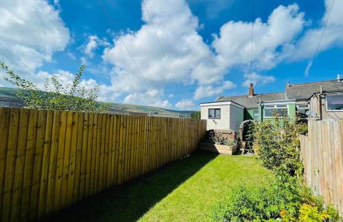HOT TUB - Miners Cottage - edge of Brecon Beacons National Park - Heritage Town - Foto 23