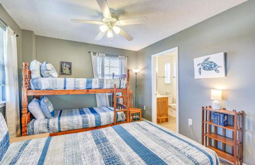 Walk to Shore Crystal Beach Home with Deck! - Foto 16