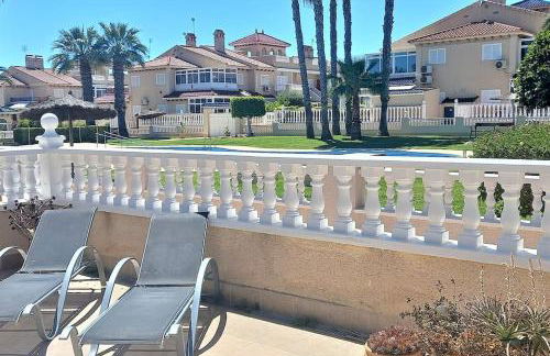 Spacious ground floor apartment overlooking the beautiful communal pool - Foto 13