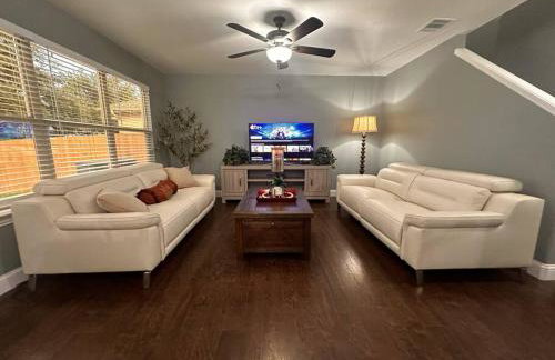 Lake Front Home, around 15 minutes drive to AT&T and Epic Water - Foto 3