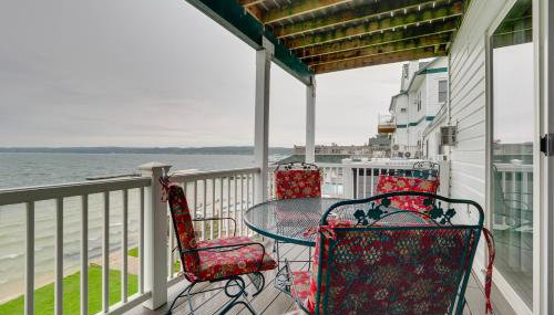 Beachfront Onekama Vacation Rental with Balcony! - Foto 4