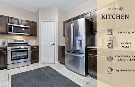 Luxurious Home with Huge Pool - Photo 17